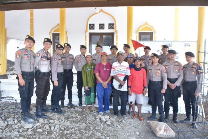 
 Patroli Samapta Berbagi Bantu 20 Sak Semen Untuk Pembangunan Masjid At Taqwa Situbondo
