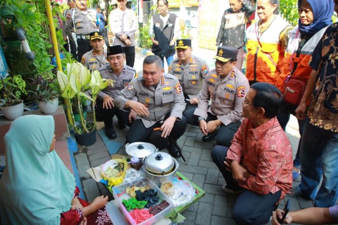 
 Kapolda Jatim Dampingi Kabaharkam Tinjau Polisi RW di Surabaya