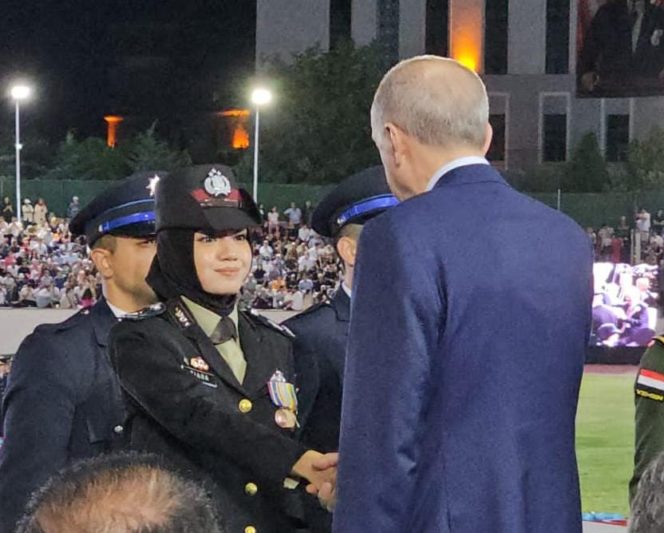 
 Polwan Polda Jatim Asal Pasuruan Jadi Lulusan Terbaik Akademi Kepolisian di Turki