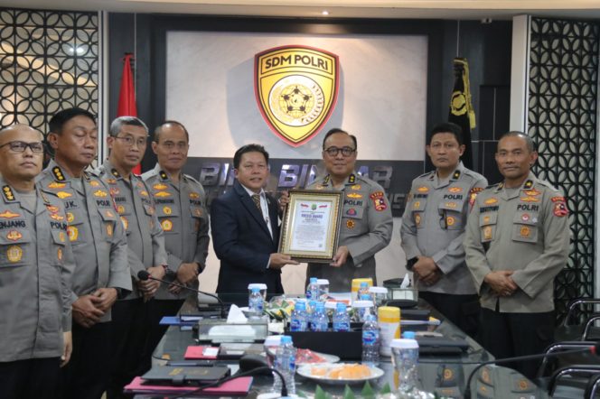 
 As SDM Irjen Dedi Prasetyo Terima Presisi Award Berkat Keterbukaan Rekrutmen Polri