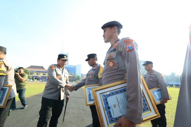 
 Kapolda Jatim Berikan Penghargaan Bagi Personel Polri Dan PNS Polda Jatim