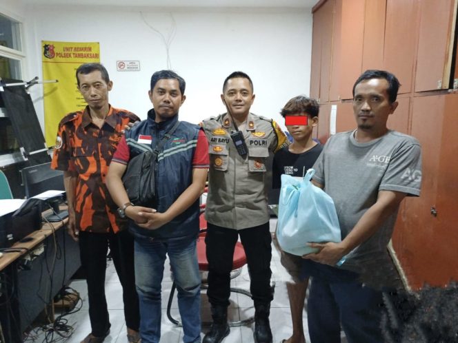 
 Rusak Pintu Toko, Pencuri Ini Malah Dikasih Sembako Oleh Polsek Tambaksari