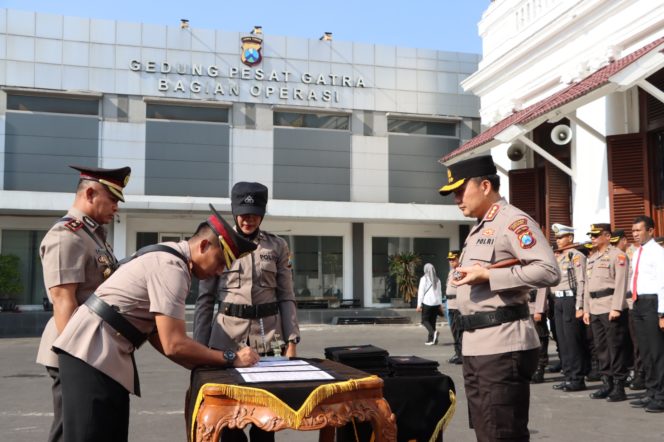 
 Kapolrestabes Surabaya Pimpin Upacara Serah Terima Jabatan PJU Dan Kapolsek Jajaran