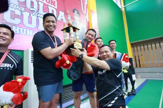 
 Kapolda Jatim Serahkan Piala & Medali Kepada Juara Badminton Kapolda Cup 2023