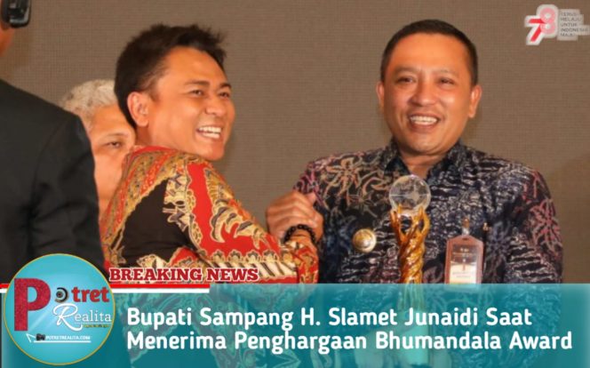 
 Bupati Sampang H. Slamet Junaidi Saat Menerima Penghargaan Bhumandala Award