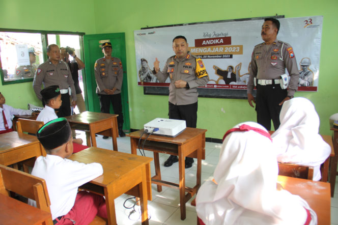 
 Kapolres Kediri Kota Jadi Guru Dadakan