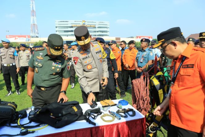 
 Kapolda Jatim Cek Peralatan Dan Kesiapan Personel Penanggulangan Bencana Hidrometeorologi