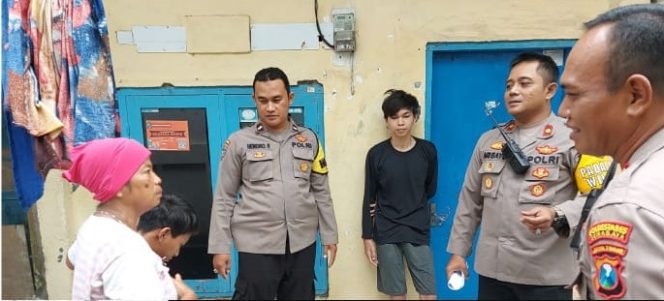 
 Kapolsek Tambaksari Patroli Sambang Warga Memberikan Edukasi Tentang Gangguan Kamtibmas