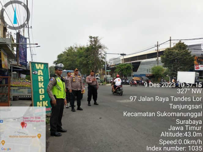 
 Personel Polsek Sukomanunggal Gelar PAM Jalur Di TL Tanjungsari