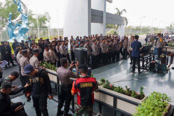 
 Kedatangan Supporter The Jakmania ke Surabaya Mendapatkan Pengawalan Ketat Polrestabes Surabaya