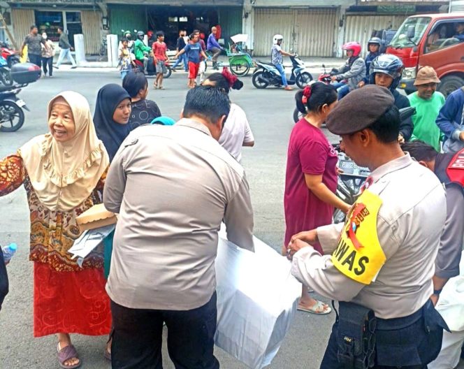 
 Setiap Jumat Pagi Masyarakat Berkumpul di Sekitaran Polsek Simokerto