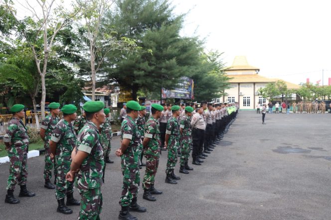 
 Ratusan Personil Gabungan Siap Amankan Malam Pergantian Tahun Baru 2024 di Kabupaten Sampang