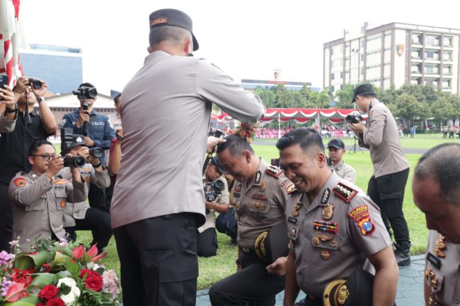 
 Kapolda Jatim Pimpin Upacara Kenaikan Pangkat 2.925 Personel di Penghujung Tahun 2023