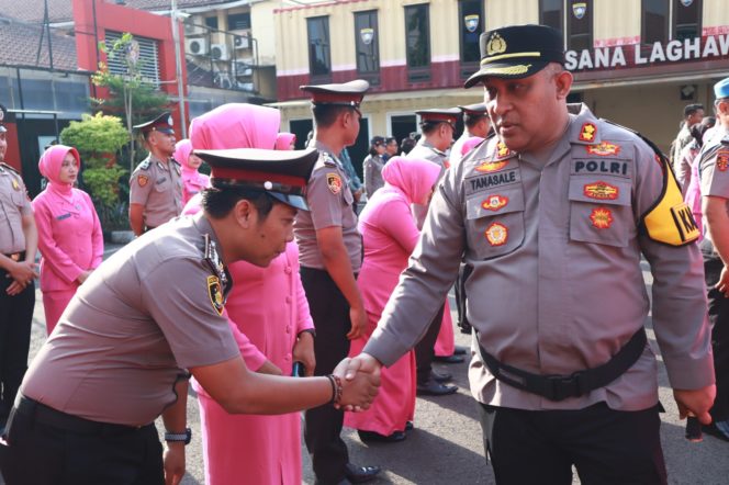 
 Kapolres Pelabuhan Tanjung Perak Pimpin Upacara Kenaikan Pangkat 39 Personil