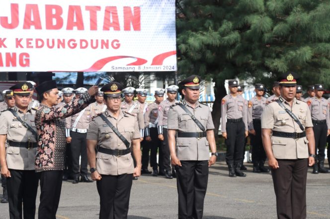 
 AKBP Siswantoro Pimpin Serah Terima Jabatan Kasat Reskrim Polres Sampang Dan Kapolsek Kedundung