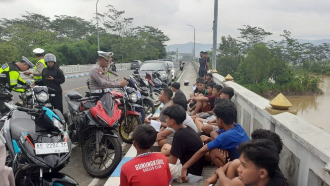 
 Polres Pacitan Amankan 20 Unit Motor Saat Gelar Razia Di JLS