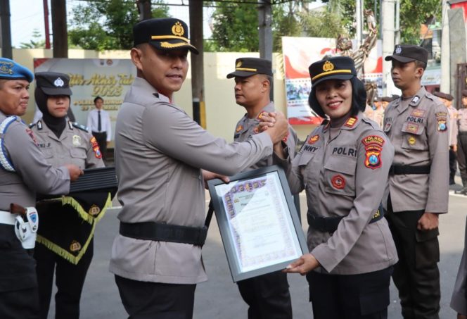 
 Kapolsek Karangrejo Terima Penghargaan “Polisi Berprestasi” Dari Kapolres Tulungagung