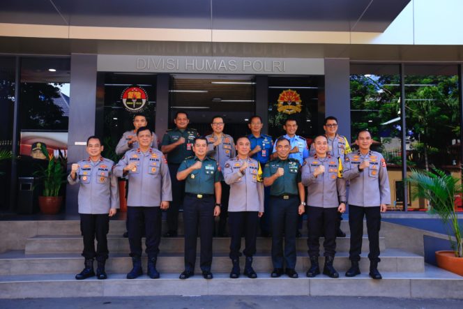 
 Kadiv Humas Terima Kunjungan Kapuspen TNI, Sinergitas Kunci Lewati Tantangan