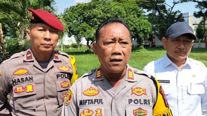 
 Petugas PPK Melakukan Olah Raga Ringan Sebelum Bertugas Oleh Polres Pasuruan Untuk Jaga Stamina