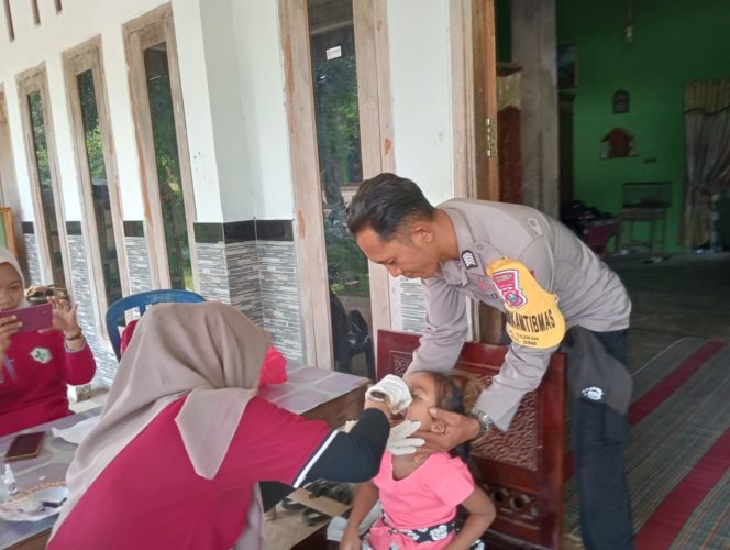 
 Dampingi Warga Binaanya, Pak Bhabin Polres Ngawi Turut Sukseskan Program Imunisasi Polio