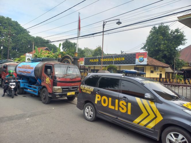 
 Polisi Beri Bantuan Air Bersih Untuk Warga Terdampak Banjir di Sidoarjo