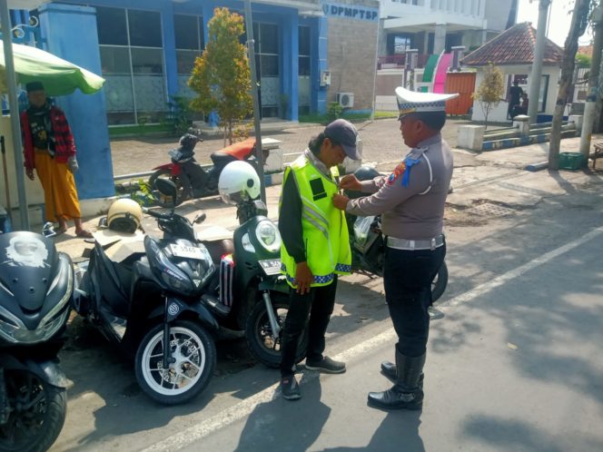 
 Satlantas Polres Sampang Ciptakan Kamseltibcar, Bagikan Rompi Dan Kopi Gratis Kepada Pengguna Jalan