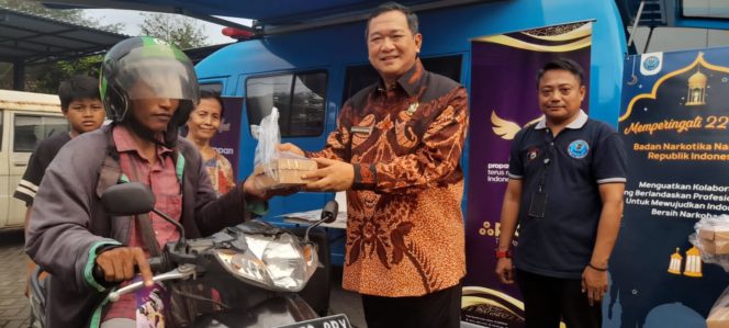 
 Tebar Ratusan Takjil Gratis GSI, BNNP Jatim dan Potretrealita, 20 Menit Ludes