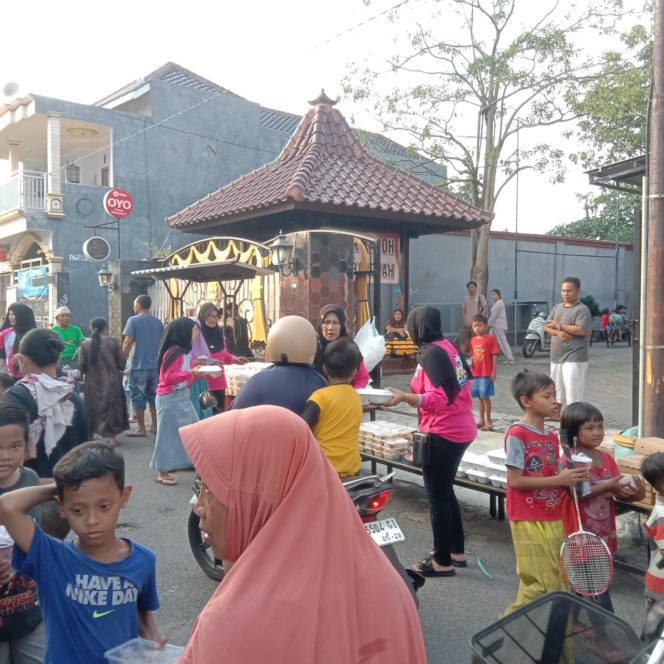 
 Keseruan Keluarga Besar H. Jajak Bagi-Bagi Takjil di Bulan Suci Ramadhan