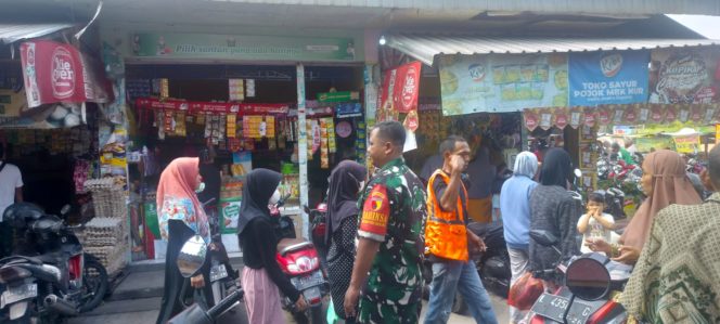 
 Sambangi Juru Parkir, Babinsa Ajak Tingkatkan Keamanan Dan Kewaspadaan