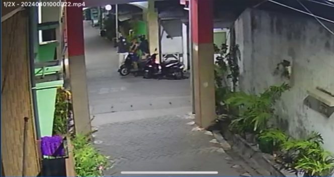
 Terekam CCTV Anak Anggota Polisi Dikeroyok Hingga Tulang Rahang Patah
