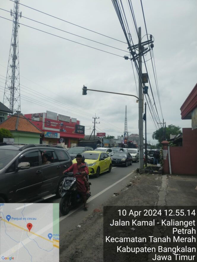 
 Diduga Petugas Kurang Profesional, Jalan Tanah Merah Madura Macet Parah