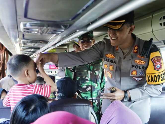 
 Mudik Ceria Penuh Makna, Kapolres Magetan dan Forkopimda Antar 350 Pemudik Balik Gratis ke Surabaya