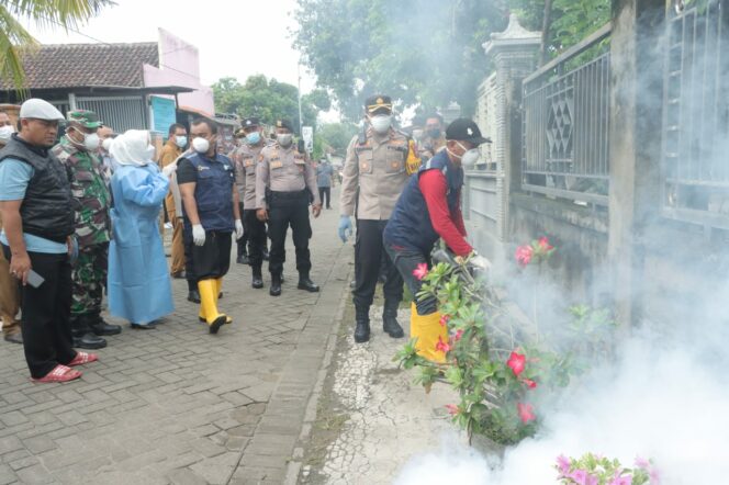 
 Antisipasi Penyebaran DBD, Polres Mojokerto Bersama Forkopimda Laksanakan Fogging Serentak