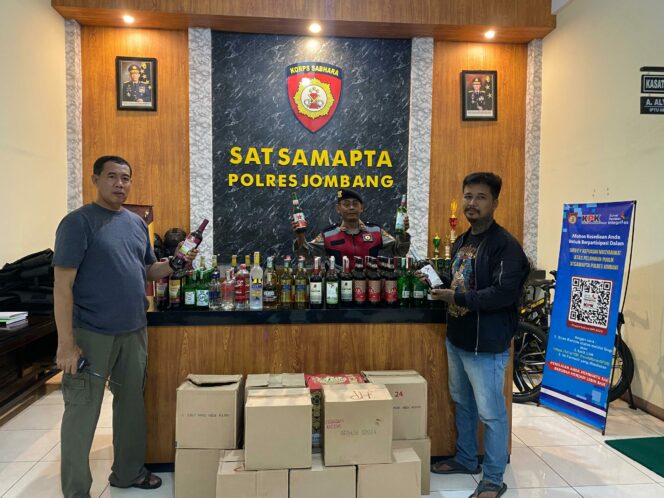 
 Polisi Amankan Seorang Pemuda dan Ratusan Botol Miras dari Berbagai Merk di Jombang