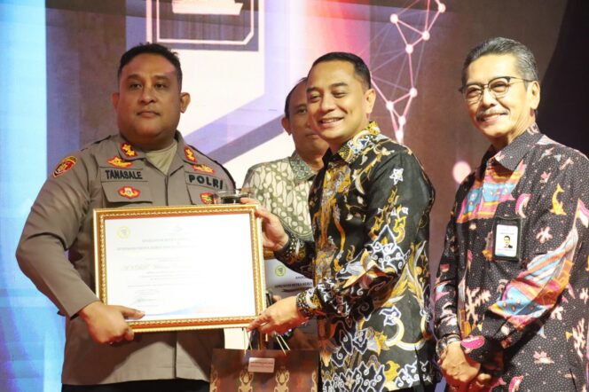 
 Kapolres Pelabuhan Tanjung Perak Menerima Penghargaan Dari PT DLU kategori Fasilitator