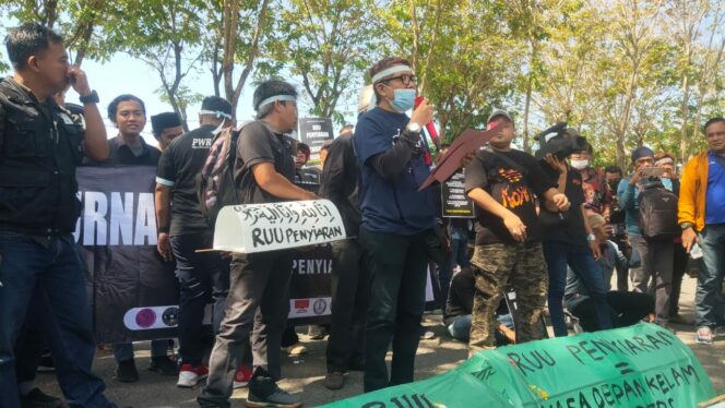 
 Jurnalis Sampang Bersatu, Lakukan Aksi Demo Tolak RUU Penyiaran di Depan Kantor DPRD Sampang