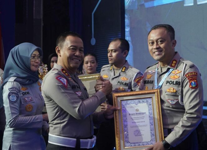 
 Sukses Tekan Angka Laka Lantas, Polda Jatim Raih Juara Satu IRSMS Awward