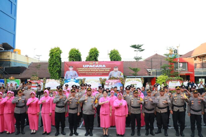 
 Kapolres Tanjung Perak Pimpin Upacara Kenaikan Pangkat 27 Personel Polri