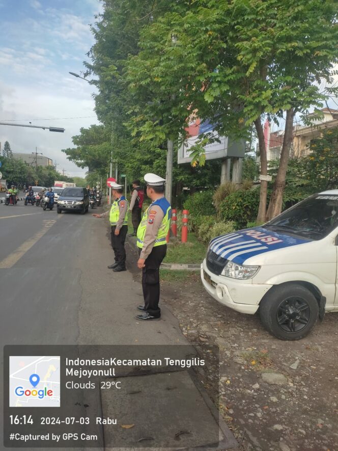 
 Antisipasi Kemacetan dan Kecelakaan, Unit Lantas Polsek Tenggilis Mejoyo Lakukan Pengaturan Lalu Lintas