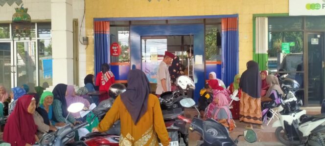 
 Langkah Konkrit Pemerintah Desa Omben : 37 KPM Terima BLT DD di Kantor Bakti Artha Sejahtera