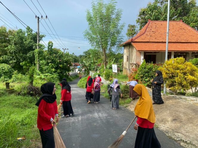 
 Warga bersama Perangkat Desa Melakukan Kegiatan Kerja Bakti