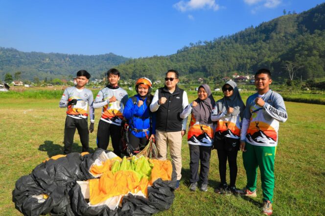 
 Rasakan Keseruan Paralayang di Kota Batu, Pj. Gubernur Adhy: Wajib Dicoba, Dijamin Bikin Nyandu