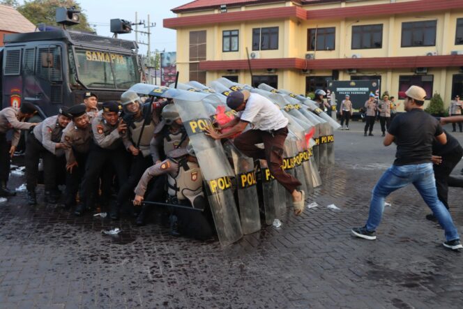 
 Personel Gabungan Polres Pasuruan Gelar Simulasi Sispamkota Siap Amankan Pilkada Serentak 2024