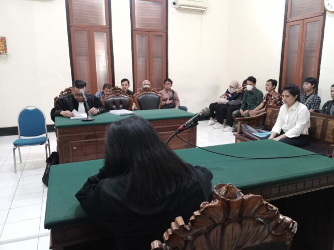 
 Indah Catur Agustin, Membacakan Sidang Nota Pembelaan Di Ruang Sidang Garuda 1