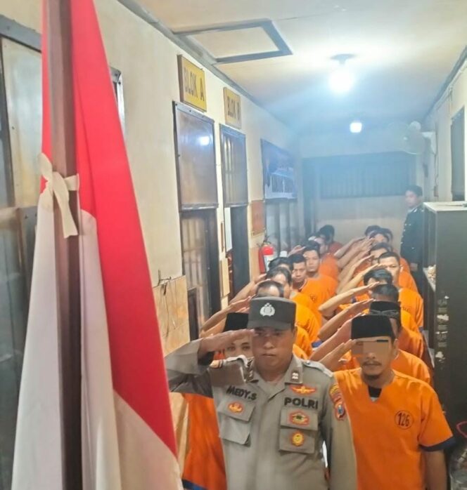 
 Momentum Hari Kemerdekaan RI ke-79  Tahanan Polresta Banyuwangi Peringati Detik-  Detik Proklamasi dengan Khidmat