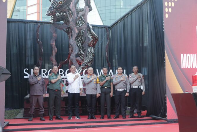 
 Kapolrestabes Bersama Walikota Surabaya Resmikan Monumen Knalpot Brong