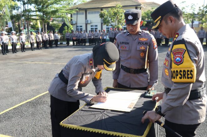 
 Kapolres Sampang Kukuhkan Struktur Organisasi Pengurus KOP Polres Sampang