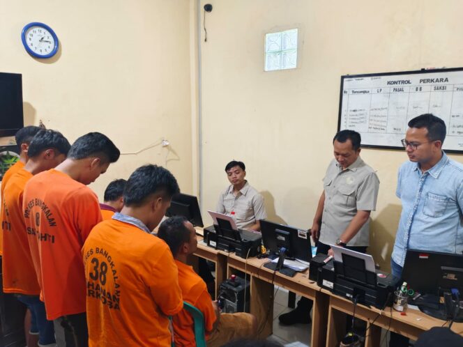 
 Polres Bangkalan Grebek Rumah Diduga Tempat Peredaran Sabu, Enam Orang Diamankan