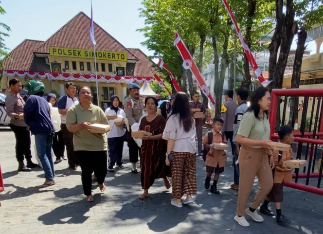 
 Senyum Merekah Wajah Masyarakat Surabaya Akibat Aksi Polsek Simokerto