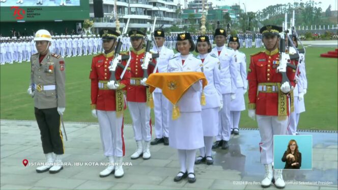 
 Bikin Bangga Surabaya, Siswa SMAN 17 jadi Pasukan Penurunan Bendera dalam HUT ke-79 RI di IKN